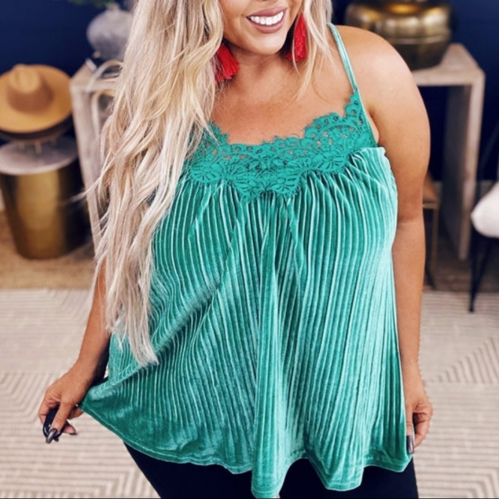 BiBi NWOT Emerald Green Lace Detail Velvet Feel Pleated Cami Holiday Tank Cute